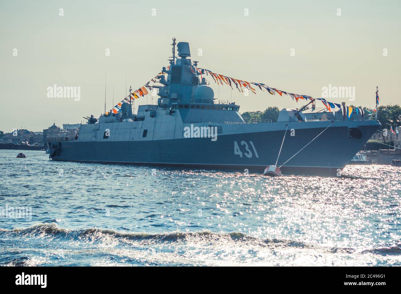 St. Petersburg, Russland - Juli 23, 2019 - russische Kriegsschiff mit Verzierungen an Feier der Marine am Fluss Newa Stockfoto