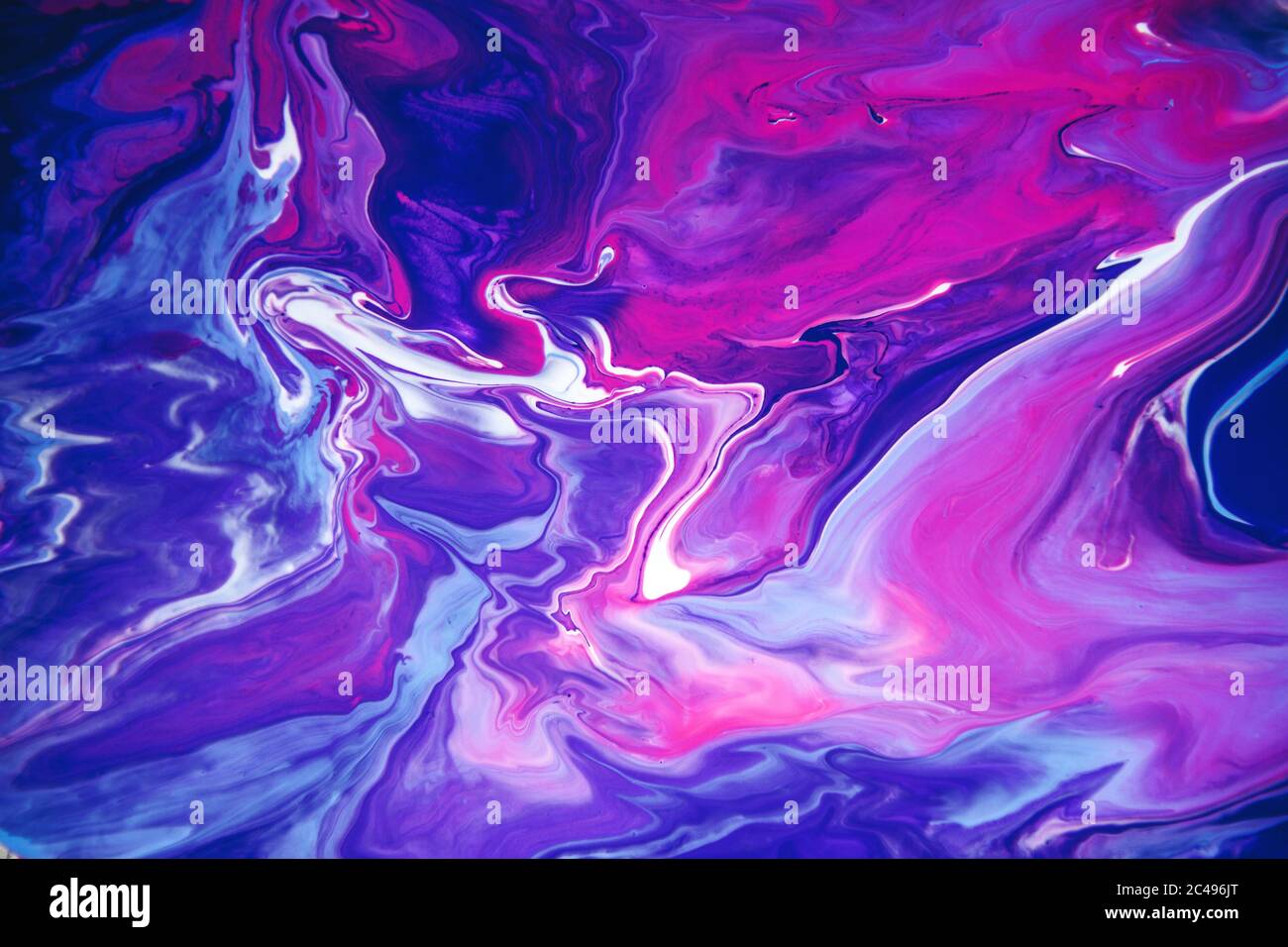 Acrylfarbe Flüssigkeit im Trend lila und blau mischen Hintergrund. Stockfoto