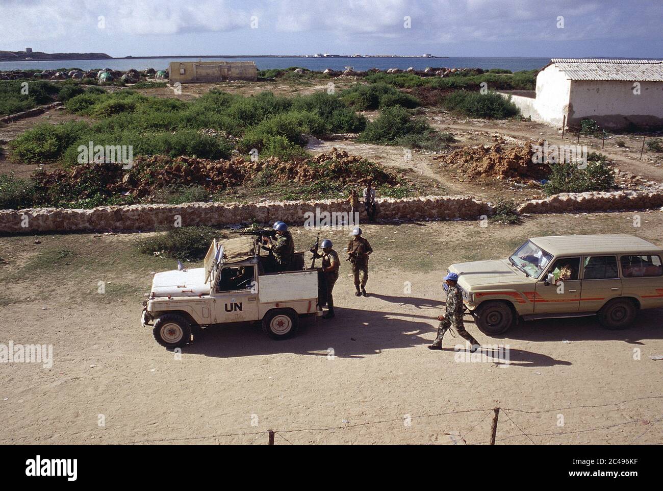 Indische Soldaten, die bei der UNISOM der Vereinten Nationen in Kismayo Somalia dienen, halten an und überprüfen ein Auto während der Patrouille Stockfoto