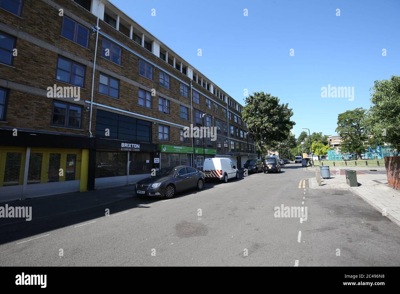 Overton Road in Angell Town, Brixton, Süd-London, wo über Nacht Unruhen und gewalttätige Auseinandersetzungen mit der Polizei stattfanden. Fünfzehn Beamte wurden verletzt und vier Personen wurden nach dem Vorfall verhaftet. Stockfoto