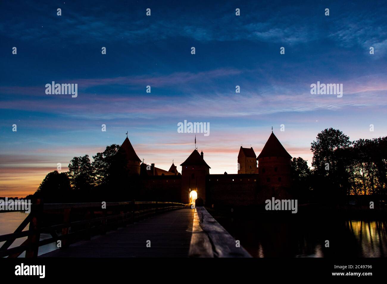 Mittelalterliche Burg von Trakai, Vilnius, Litauen, Osteuropa, zwischen schönen Seen und Natur, wunderbare Mittsommernacht Stockfoto