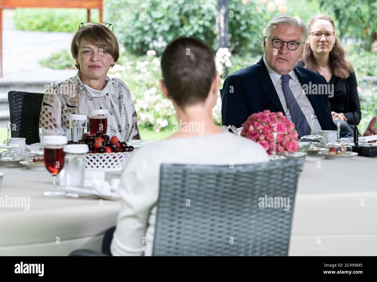 Berlin, Deutschland. Juni 2020. Bundespräsident Frank-Walter Steinmeier und seine Frau Elke Büdenbender sitzen mit den Teilnehmern an einem Couchtisch im Garten von Schloss Bellevue. Seit 2018 lädt Bundespräsident Steinmeier die Bürger zu seiner Gesprächsreihe "Coffee Table" ein, um mit ihnen ins Gespräch zu kommen und ihre Meinungen und Perspektiven kennenzulernen. Am heutigen 10. Couchtisch wird der Bundespräsident mit Gästen aus Berlin und Brandenburg Eindrücke und Erfahrungen während der Corona-Pandemie austauschen. Quelle: Bernd von Jutrczenka/dpa/Alamy Live News Stockfoto