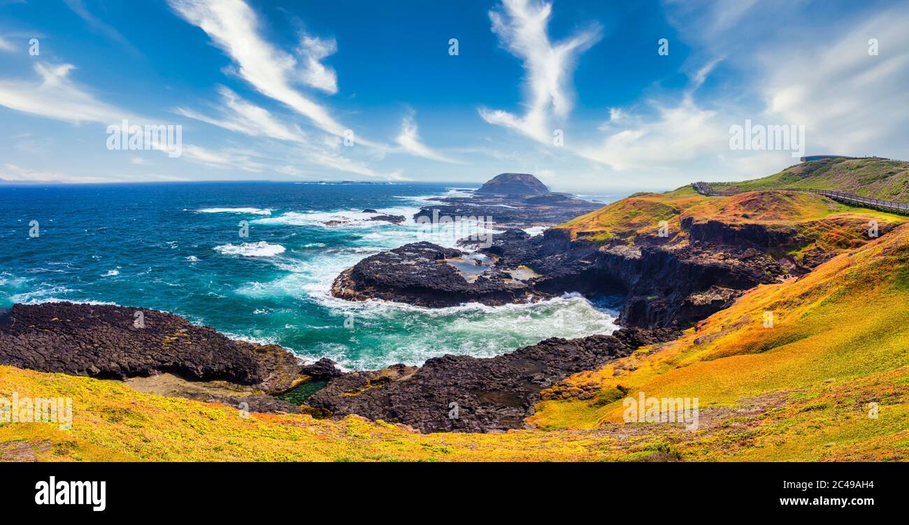 Die Nobbies Promenade und Blick auf Seal Rocks am Point Grant, Phillip Island, Victoria, Australien Stockfoto