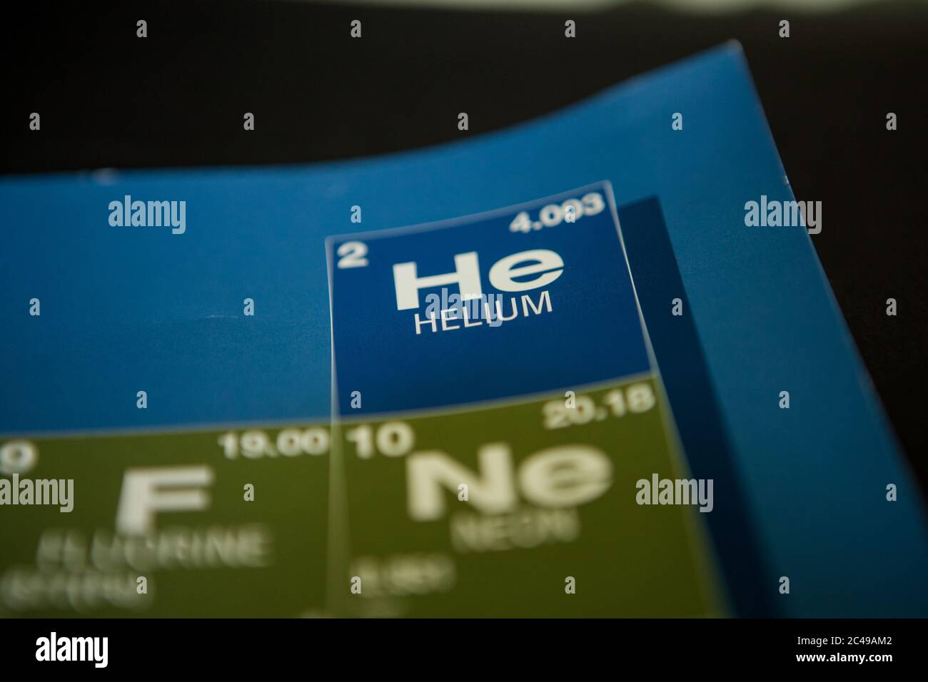 Helium auf dem Periodensystem der Elemente Stockfoto