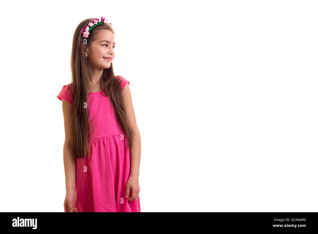 Nettes kleines Mädchen in rosa Kleid auf weißem Hintergrund Stockfoto