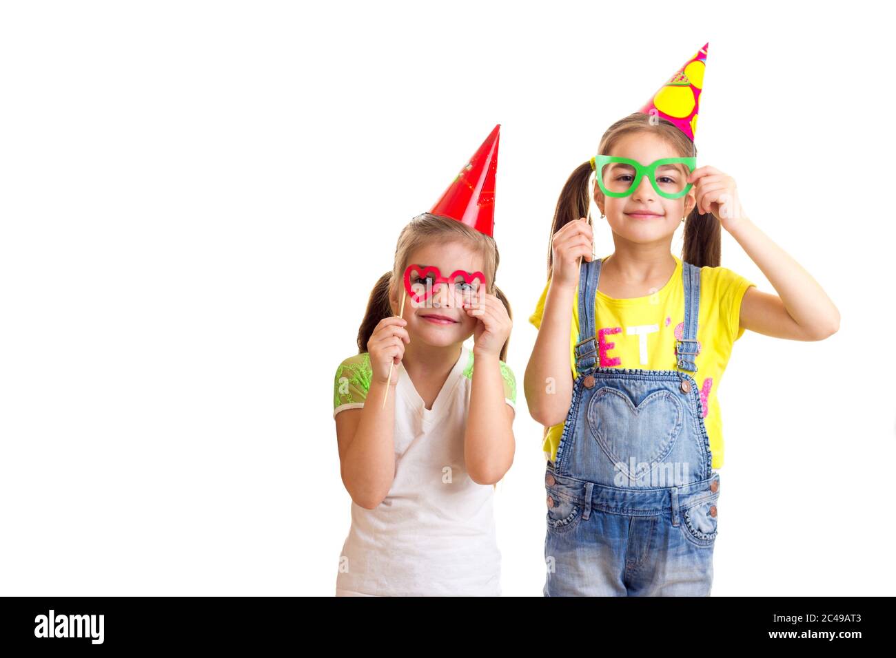 Paar lustige Mädchen Freunde mit Party Dekorationen suchen in der Kamera Stockfoto