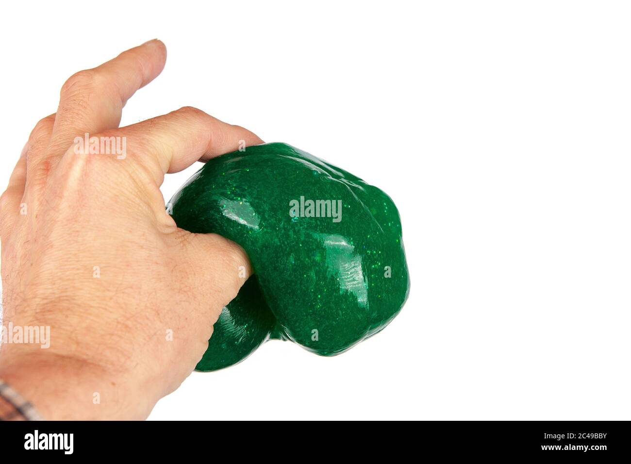 Hand hält Schleim isoliert auf weiß. Stockfoto
