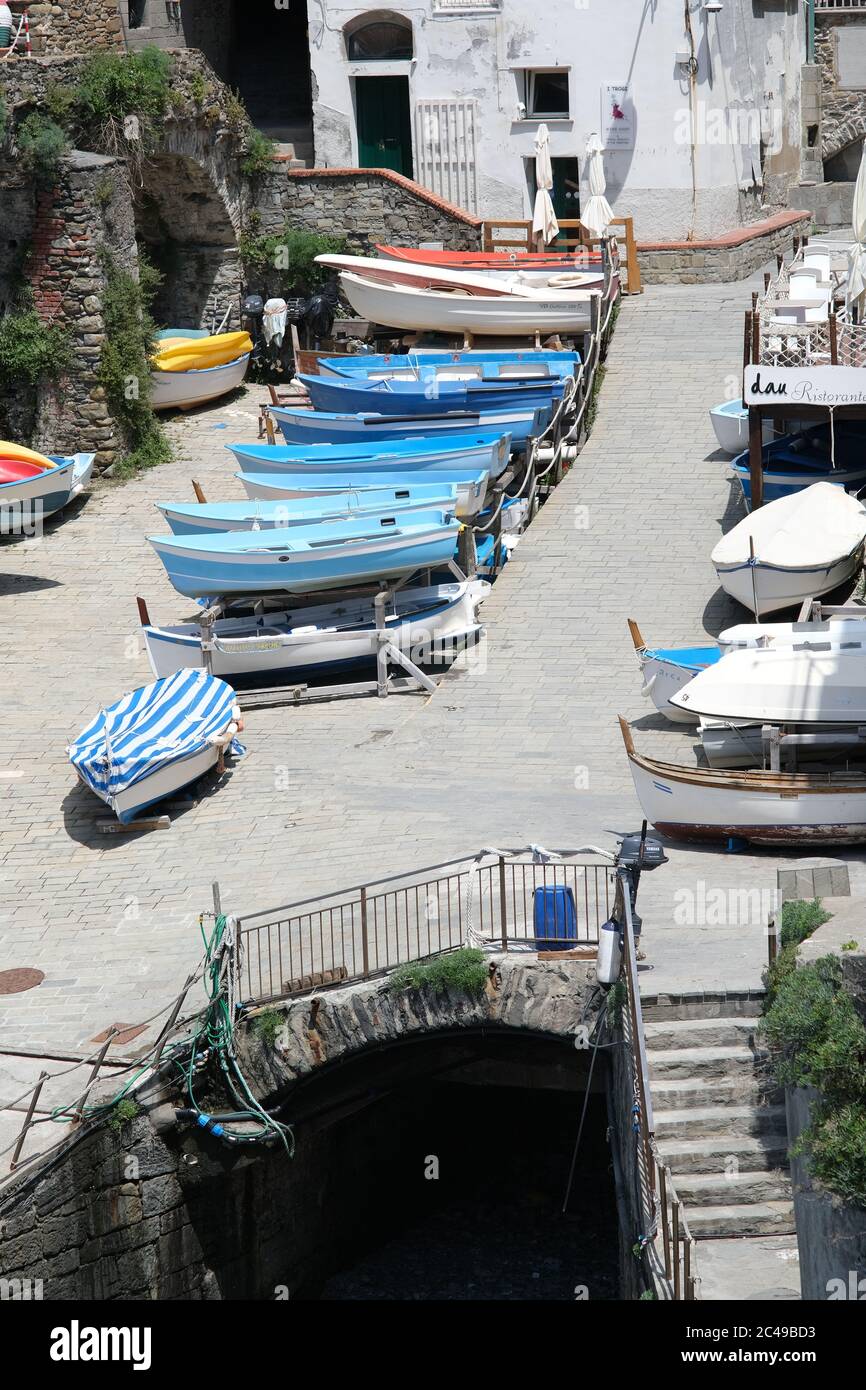 Riomaggiore, Cinque Terre, Ligurien. Ca. 2020. Trockenboote parkten auf dem Stadtplatz während des Coronavirus in den Cinque Terre. Lizenzfreie Aktien P Stockfoto