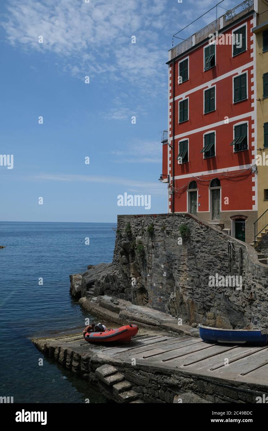 Riomaggiore, Cinque Terre, Ligurien. Ca. 2020. Farbige Häuser am Meer. Berühmtes Touristenziel. Coronavirus-Periode. Lizenzfreie Stock-Fotos Stockfoto