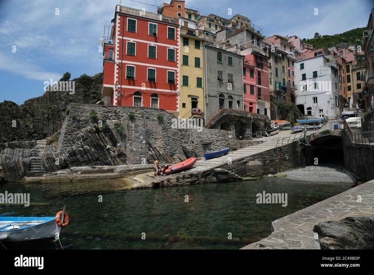 Riomaggiore, Cinque Terre, Ligurien. Ca. 2020. Farbige Häuser am Meer. Berühmtes Touristenziel. Coronavirus-Periode. Lizenzfreie Stock-Fotos Stockfoto