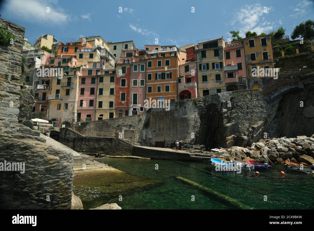 Riomaggiore, Cinque Terre, Ligurien. Ca. 2020. Farbige Häuser am Meer. Berühmtes Touristenziel. Coronavirus-Periode. Lizenzfreies Archivfoto Stockfoto