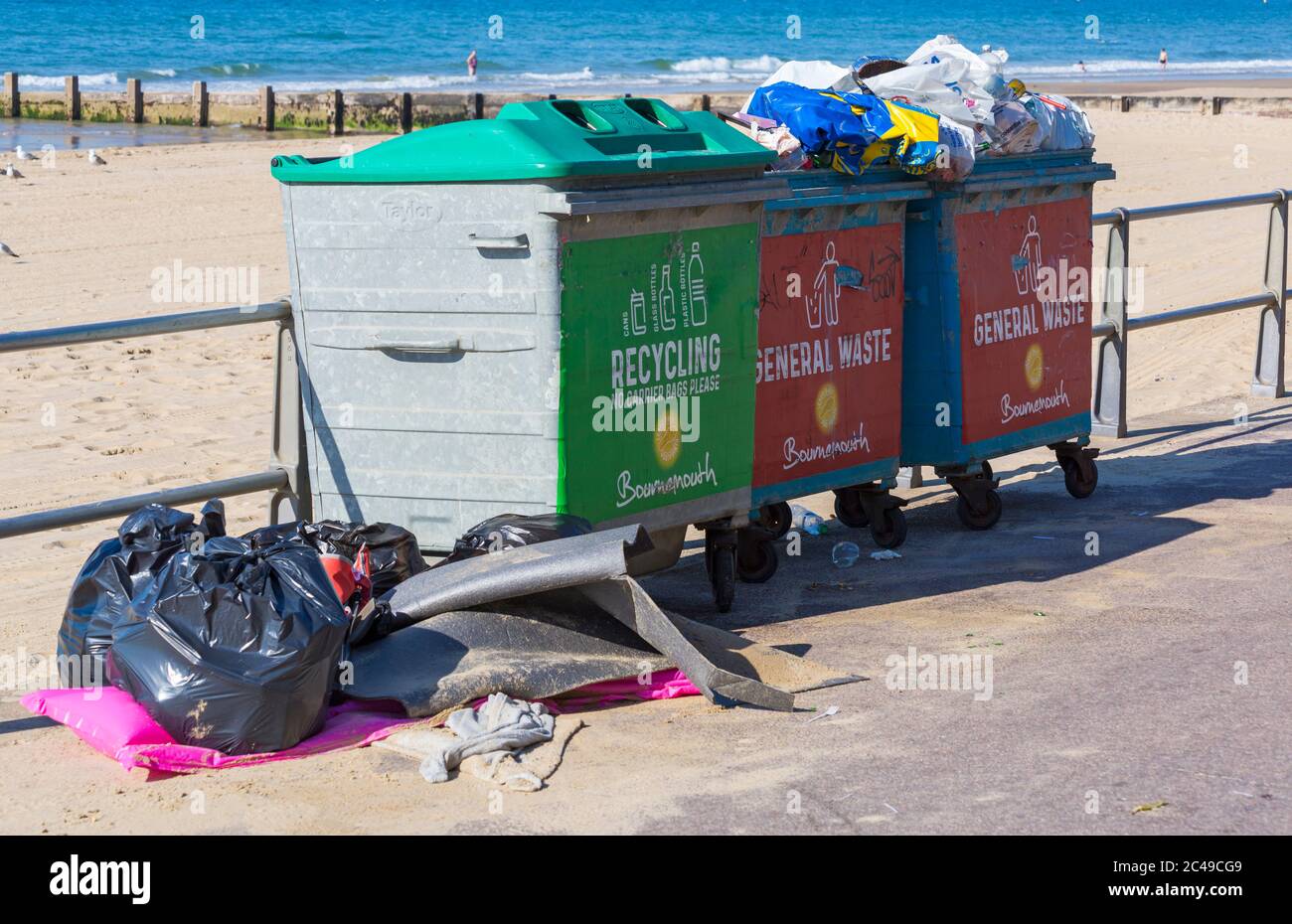 Bournemouth, Dorset, Großbritannien. Juni 2020. Wetter in Großbritannien: Am Morgen nach dem Tag zuvor zeigt man die Nachwirkungen von voll belebten Stränden in Bournemouth als Folge der Hitzewelle mit Müll überall und Zelten an den Stränden. Der BCP-rat versucht, die Kontrolle zu behalten, und die gemeindemitarbeiter holen Müll von den Stränden ab, aber mit einem weiteren heißen Tag wird es wahrscheinlich mehr dasselbe sein, da die Menschenmassen zu den Stränden strömen, obwohl der rat die Besucher aufforderte, sich fernzuhalten, da soziale Distanz ein Problem ist, wenn die Strände so voll sind. Quelle: Carolyn Jenkins/Alamy Live News Stockfoto