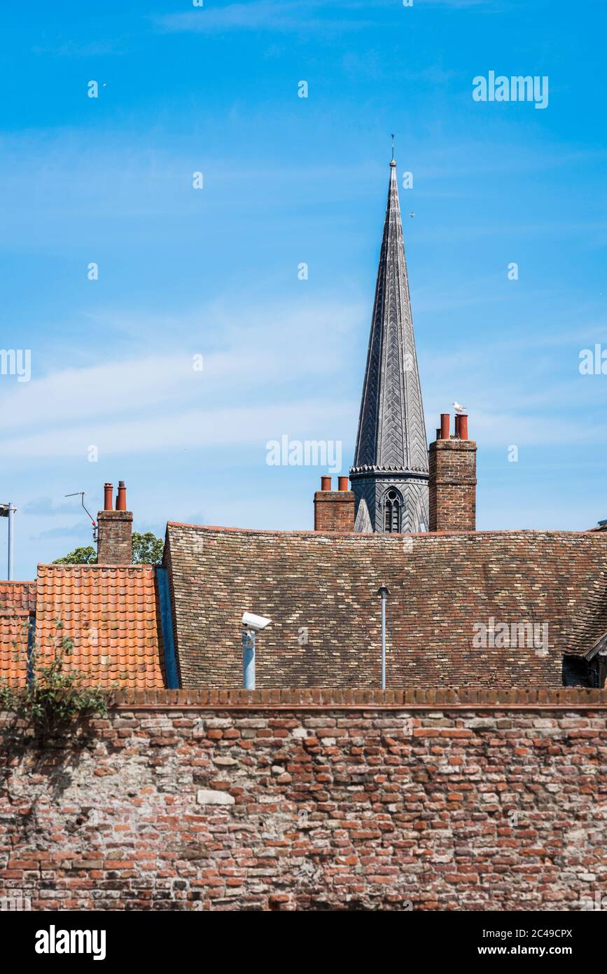 Mittelalterliche Architektur, Blick auf die mittelalterliche Skyline des historischen King's Lynn mit einer Mischung aus Baumaterialien, Norfolk, England, Großbritannien Stockfoto