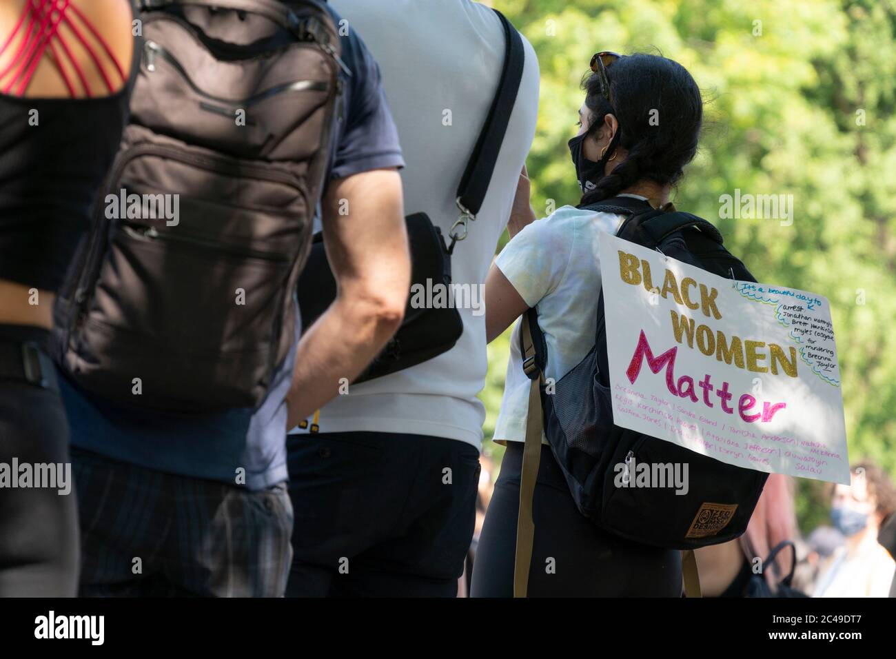 New York, New York, USA. Juni 2020. Schwarze Frauen sind ein Schild im Washington Square Park. Im Juni 1865 kamen die Soldaten der Union nach Texas, um zu verkünden, dass alle Sklaven frei waren, zwei Monate nachdem der Süden sich im Bürgerkrieg ergeben hatte und fast drei Jahre nach der Ausrufung der Lincoln Emancipation.19. Juni 2020, New York. Kredit: John Marshall Mantel/ZUMA Wire/Alamy Live Nachrichten Stockfoto