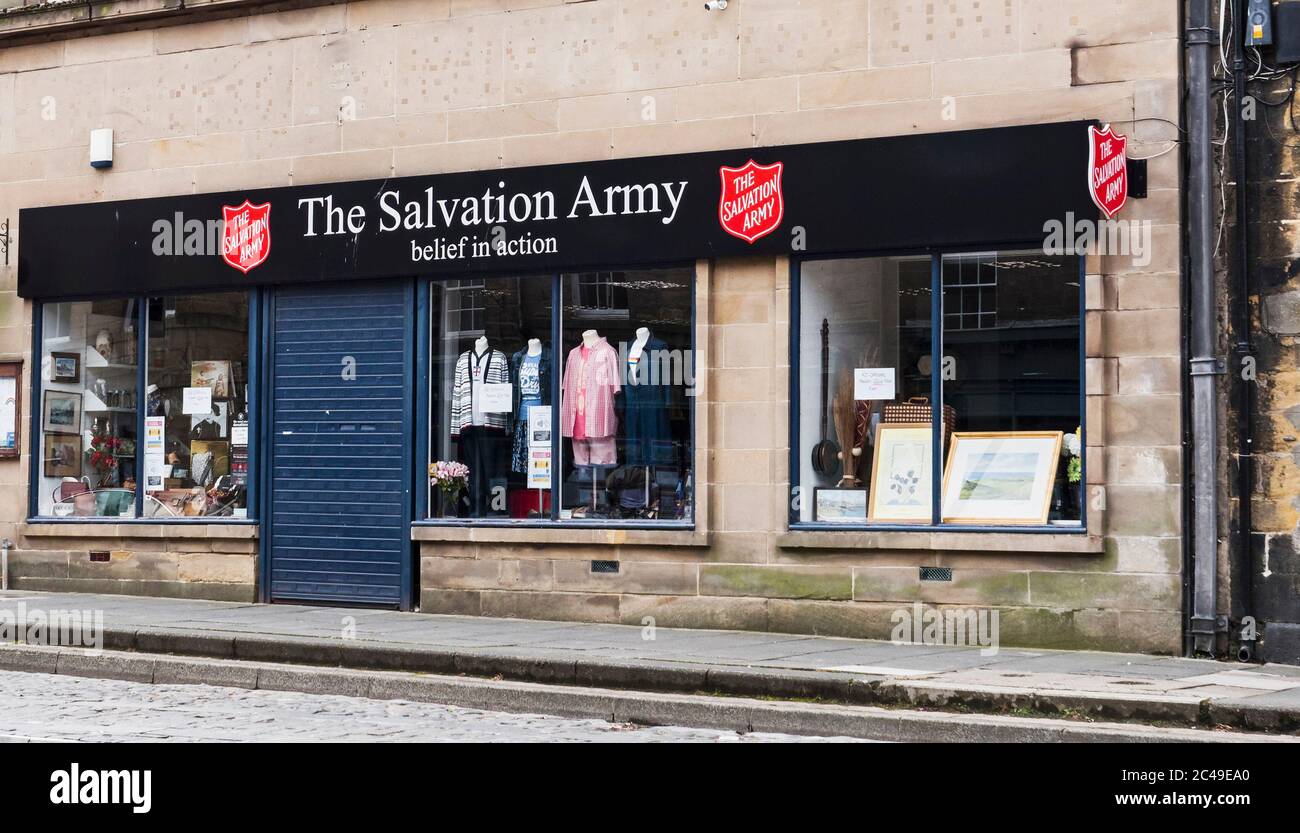 Außenansicht eines Wohltätigkeitsladens der Heilsarmee in alnwick, Großbritannien. Stockfoto