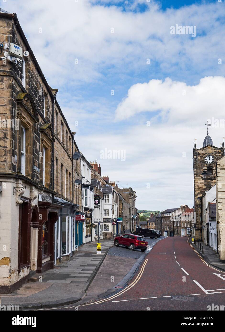 Ruhige Straßen einer normalerweise lebhaften Marktstadt, Alnwick, Northumberland, Großbritannien und ein 2 m soziales Distanzierungszeichen während der Coronavirus-Pandemie von 2020. Stockfoto