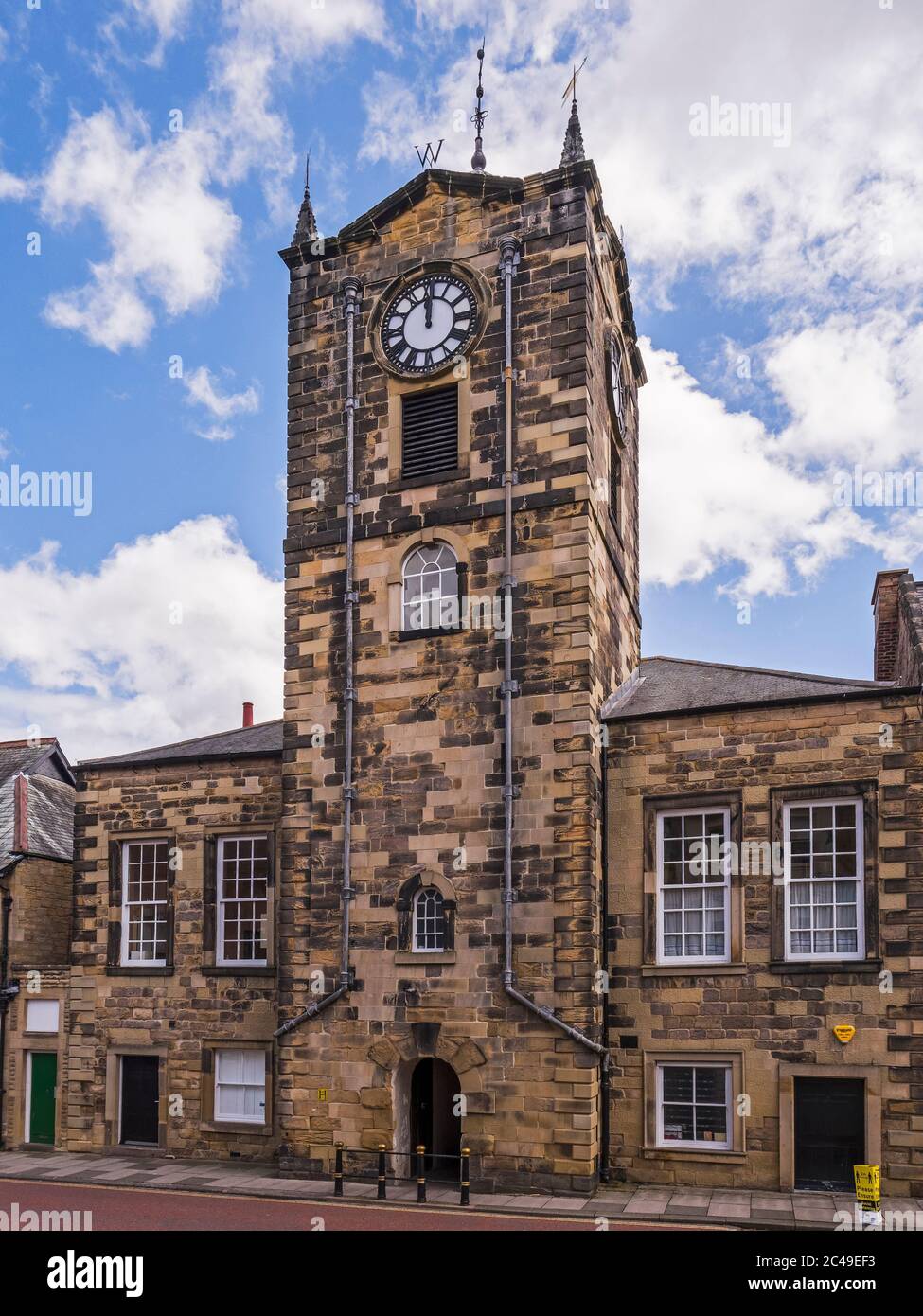 Rathaus in Alnwick, Northumberland, Großbritannien mit Uhrturm Stockfoto