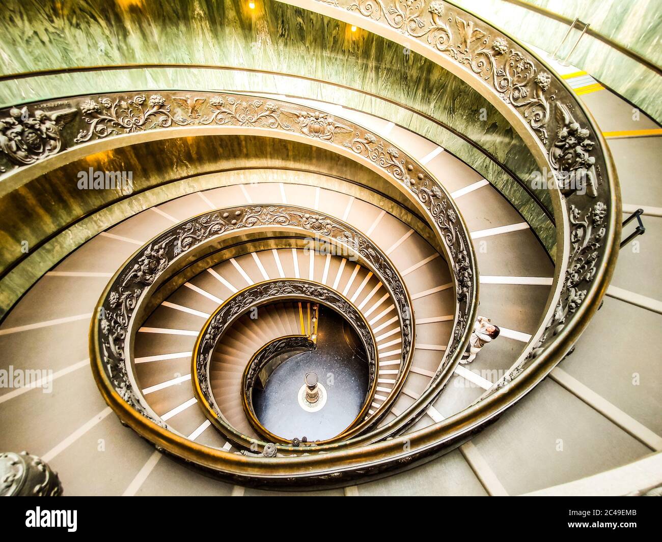 VATIKANSTADT - 07. MAI 2018: Wendeltreppe in den Vatikanischen Museen, Vatikanstadt. Stockfoto