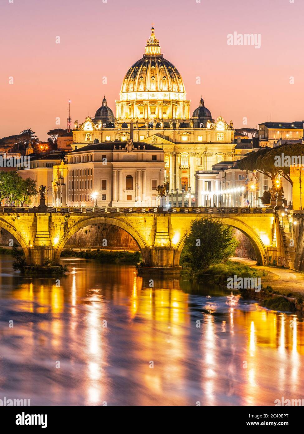 Petersdom im Vatikan und Ponte Sant'Angelo Brücke über den Tiber in der Abenddämmerung. Romantische Abendstadtbild von Rom, Italien. Stockfoto