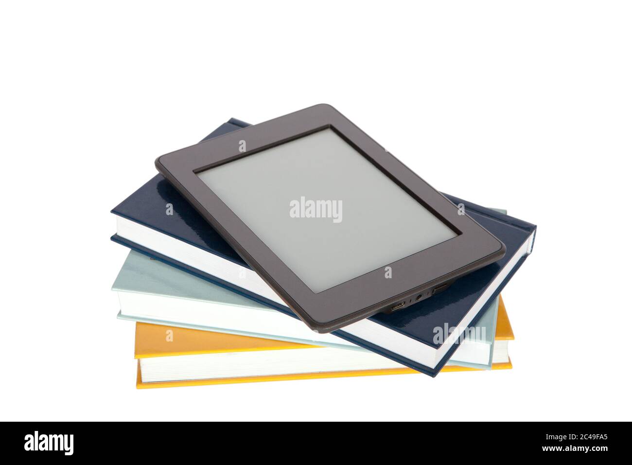 EBook Reader mit leerem Bildschirm auf Papierbüchern. Isoliert auf Weiß. Stockfoto