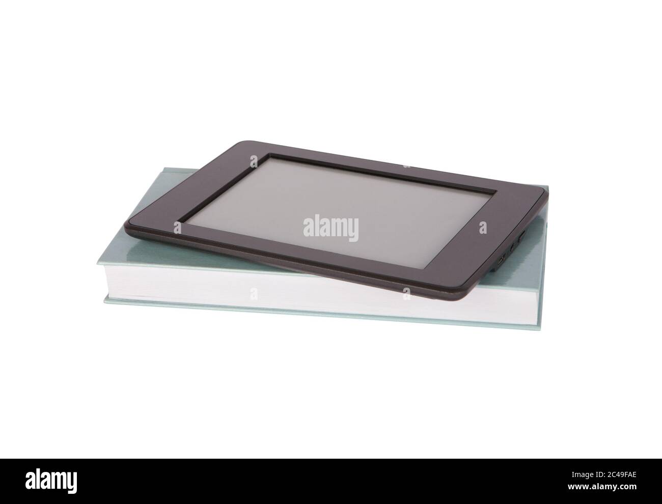 EBook Reader Tablet mit Bildschirm auf einem Papierbuch. Isoliert auf Weiß. Stockfoto