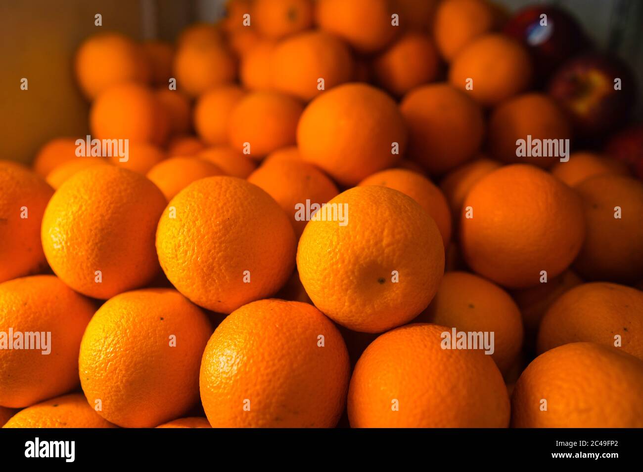 Orangen schön auf dem Markt zum Verkauf angeordnet. Zitrusfrüchte sind sehr reich an Vitamin A und Vitamin C, die in Gewichtsverlust hilft und stärken das Immunsystem. Stockfoto