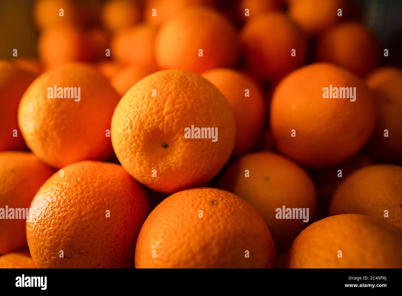 Orangen schön auf dem Markt zum Verkauf angeordnet. Zitrusfrüchte sind sehr reich an Vitamin A und Vitamin C, die in Gewichtsverlust hilft und stärken das Immunsystem. Stockfoto