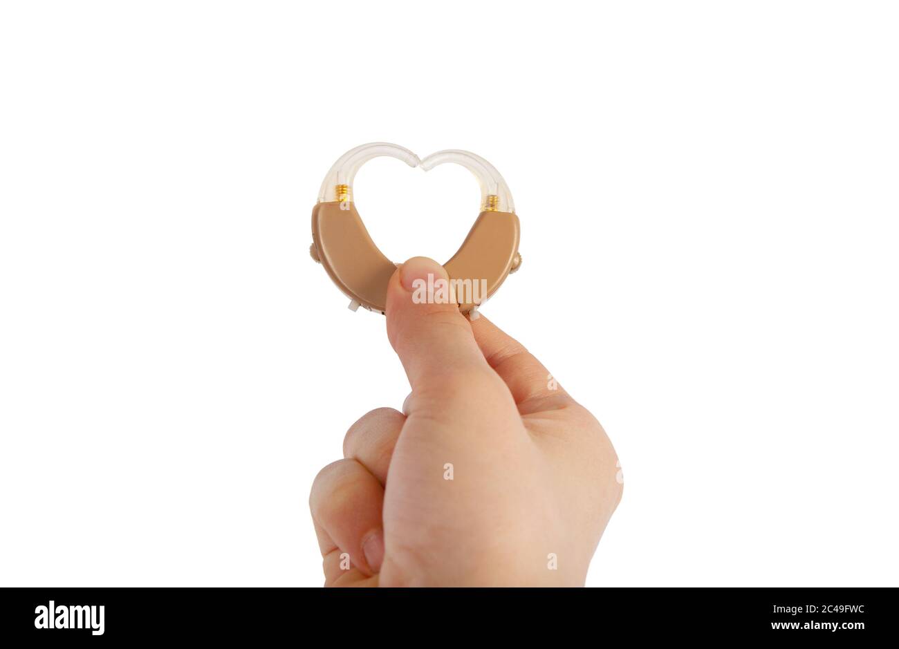 Herzform aus Hörgeräten, die von einer Hand gebildet werden. Isoliert auf weißem Hintergrund. Stockfoto