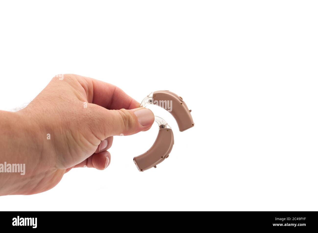 Männerhand zeigt ein Paar BTE-Hörgeräte mit auf Weiß isolierter Ohrform Stockfoto