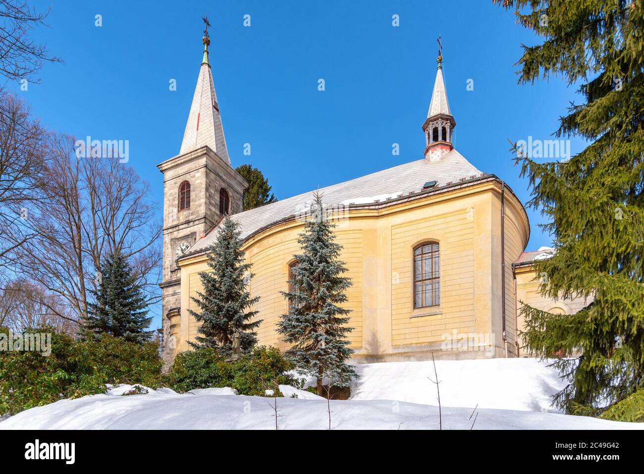 Kirche St. Peter und Paul in Tanvald am sonnigen Wintertag, Tschechische Republik. Stockfoto