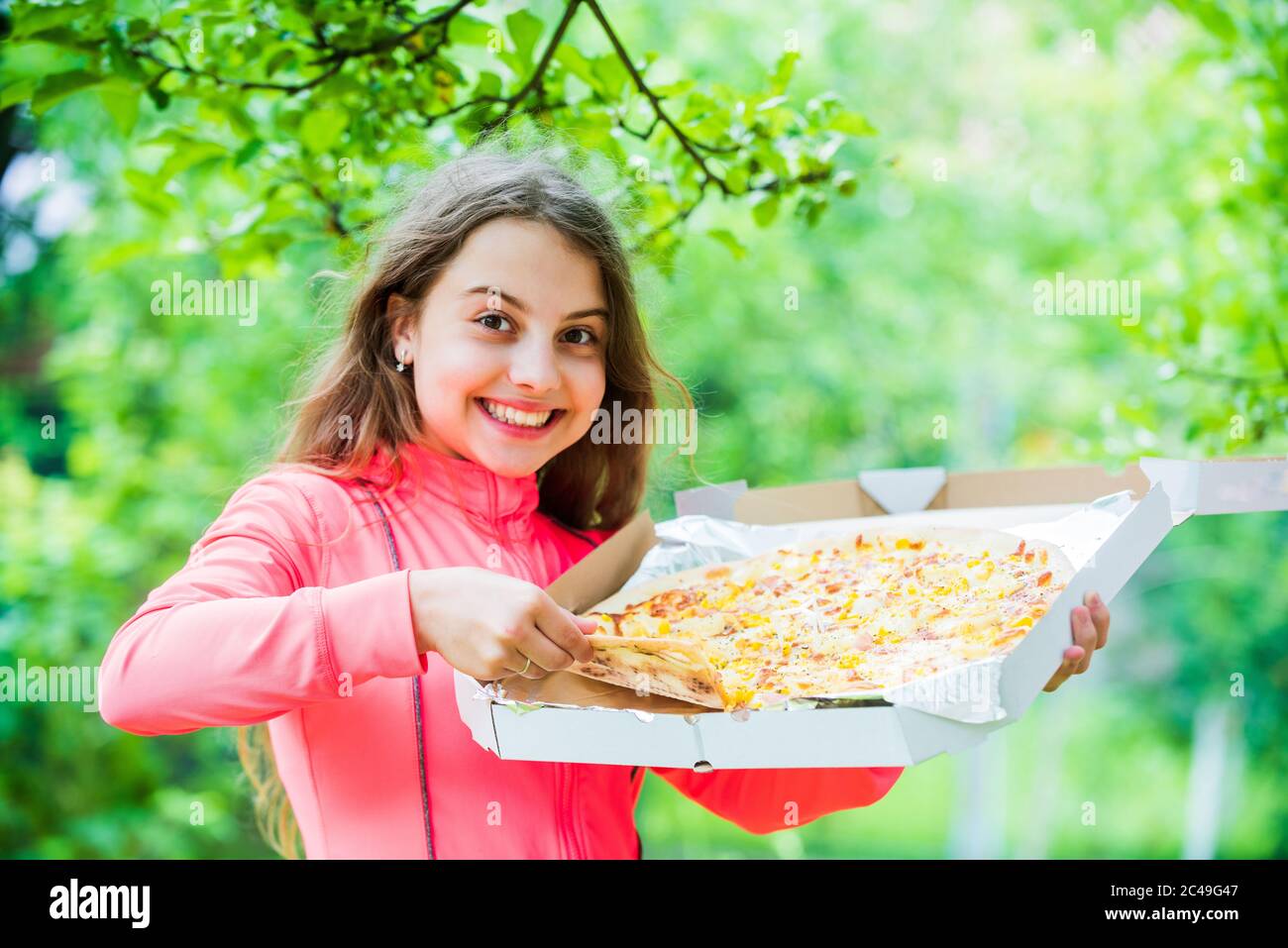 Nur eine Scheibe. Ihr Lieblingsessen. Junk-Food-Konzept. Happy Child halten große Pizza. Essen Lieferung in der Zeit. Hungrige Kind Essen Pizza. Suchen lecker und perfekt. Fühlen Sie echten Hunger. Wer kümmert sich um Ernährung. Stockfoto