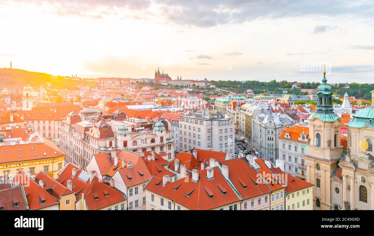 Abenduntergang in Prag. Prager Burg von Sonnenstrahlen beleuchtet, Tschechische Republik. Blick vom alten Rathausturm. Stockfoto