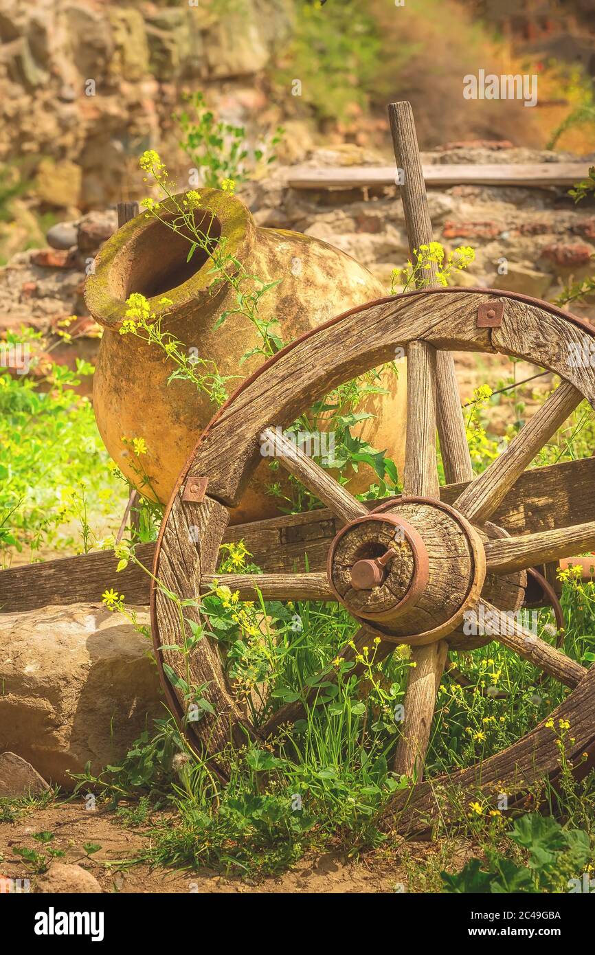 Alte große georgische Krug mit Wein, Ton qvevri Amphora und Karrenrad, Georgien Stockfoto