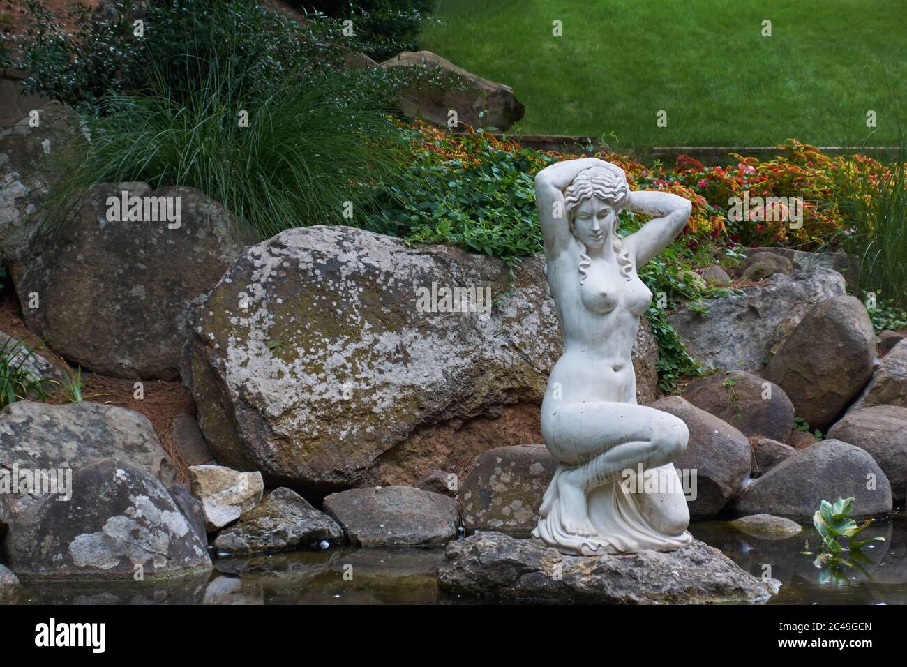 Weiße Marmorstatue aus der griechischen Mythologie. Schöne Frau in Aivazovsky Landschaftspark (Park Paradies) in Partenit. ALUSCHTA - 4. AUGUST 2016 Stockfoto