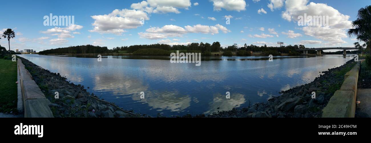 Schöne Panoramablick auf einen Fluss mit Reflexion des blauen Himmels, Wolken und Bäume, Parramatta Fluss, Ermington, New South Wales, Australien Stockfoto