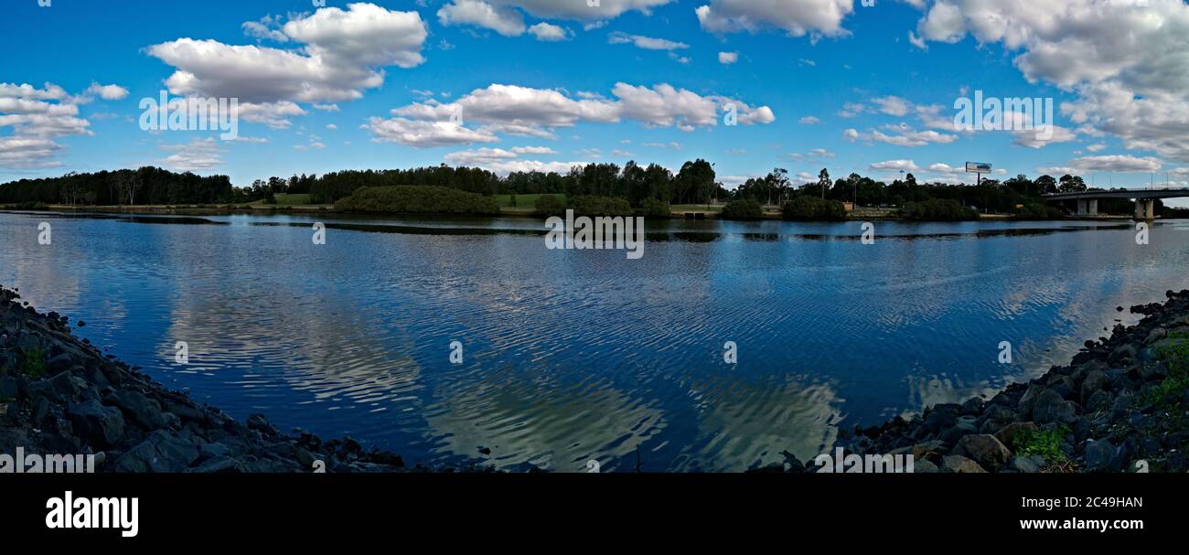 Schöne Panoramablick auf einen Fluss mit Reflexion des blauen Himmels, Wolken und Bäume, Parramatta Fluss, Ermington, New South Wales, Australien Stockfoto