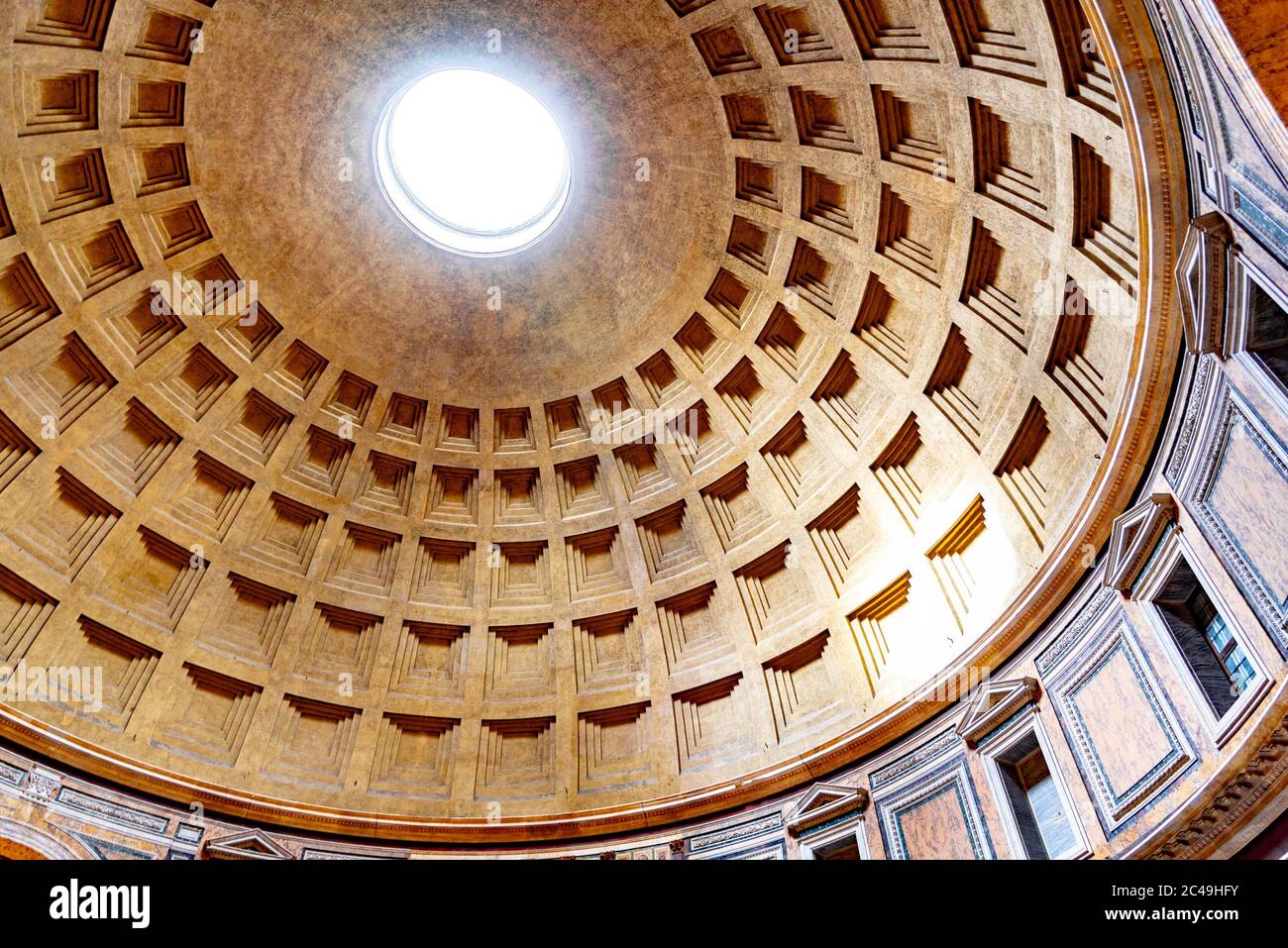 Monumentale Decke des Pantheon - Kirche und ehemaliger römischer Tempel, Rom, Italien. Stockfoto