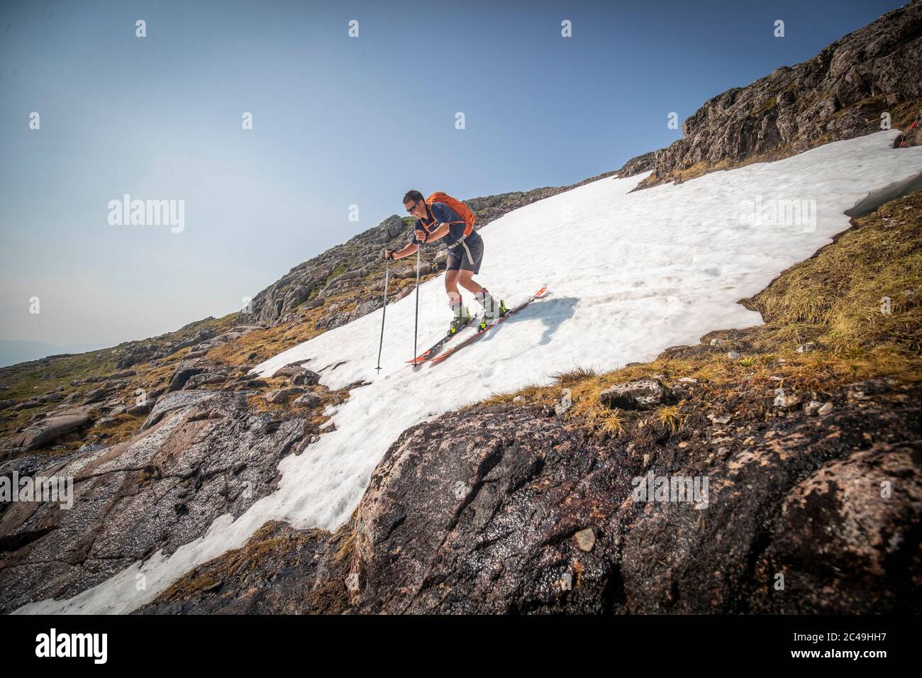 Andy Meldrum, Besitzer des Glencoe Mountain Resort, fährt Ski auf einigen der verbleibenden Schneepatches auf den Pisten von Meall A'Bhuiridh in Glencoe, da der Donnerstag der heißeste Tag des Jahres in Großbritannien sein könnte, mit sengenden Temperaturen, die noch weiter steigen werden. Stockfoto