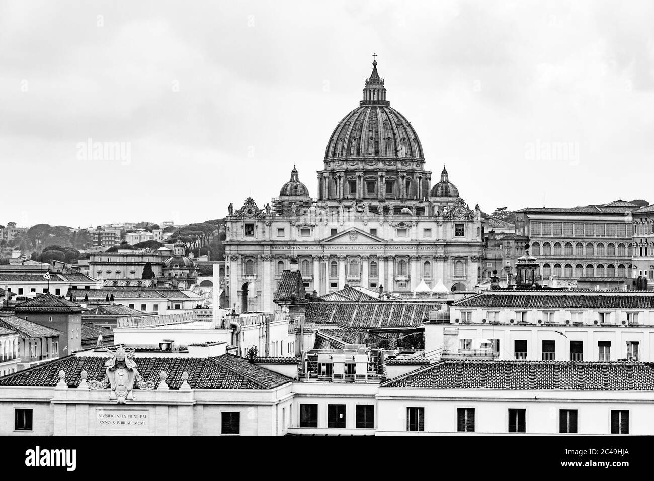 Vatikanstadt mit Petersdom. Panorama-Skyline Blick von Castel Sant'Angelo, Rom, Italien. Schwarzweiß-Bild. Stockfoto