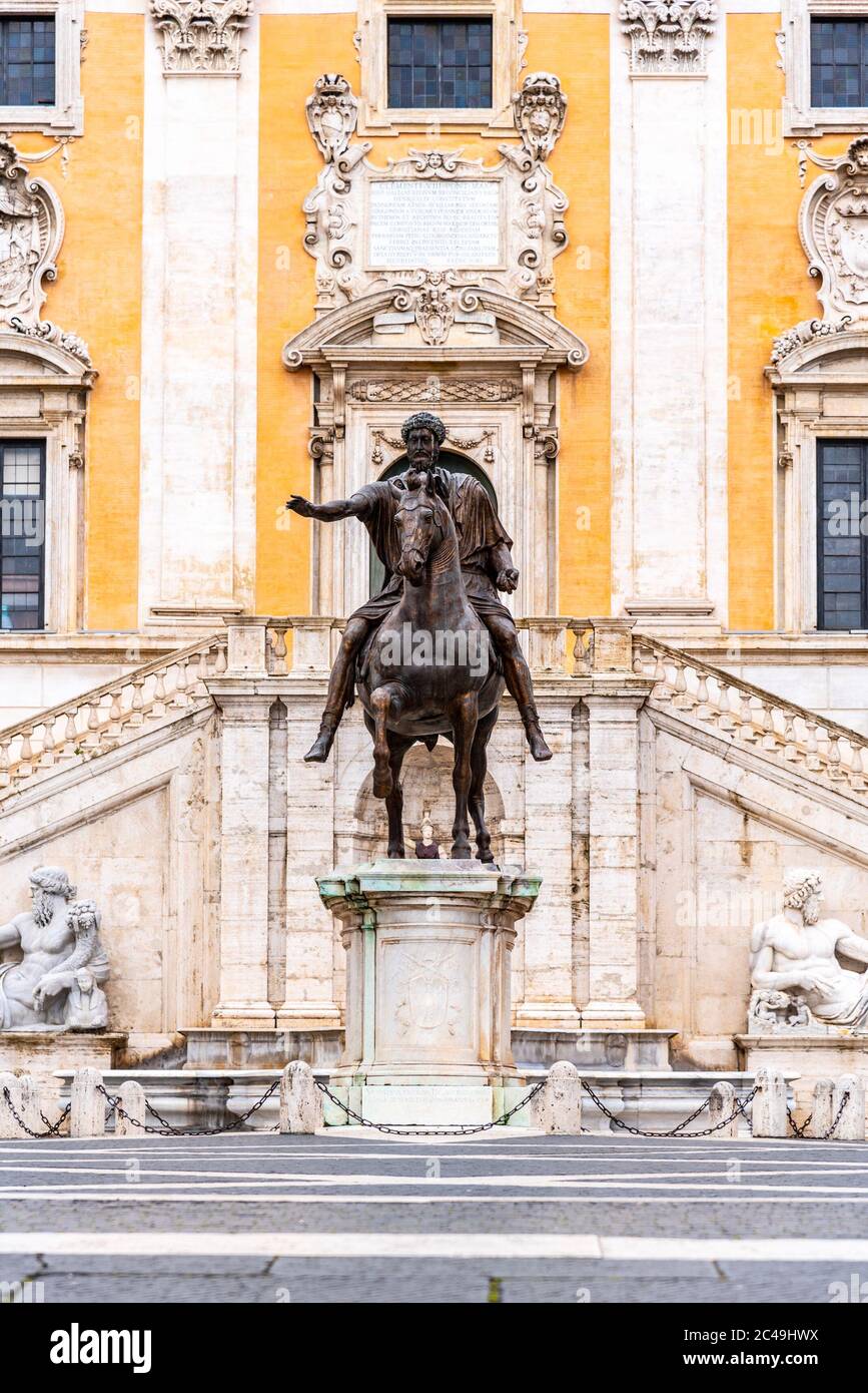 Reiterstatue des Kaisers Marcus Aurelius auf der Piazza del Campidoglio, Kapitolinische Hügel, Rom, Italien. Stockfoto