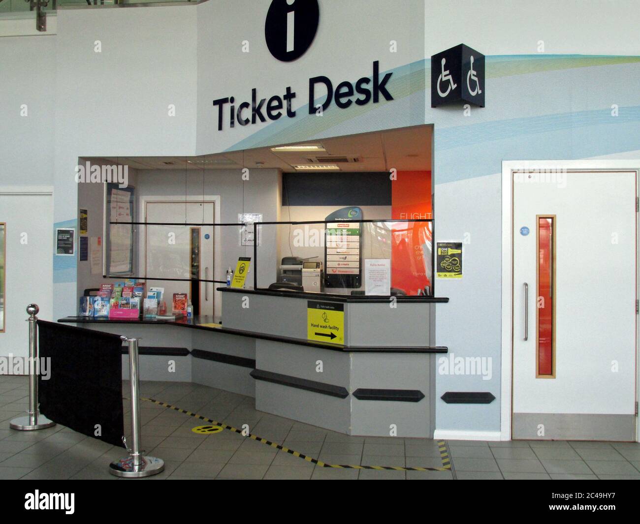 Der Flughafen London Southend hat sein Terminalgebäude covid-19 im Juni 2020 durch die Platzierung von Plexiglasscheiben am Ticketschalter gesichert Stockfoto