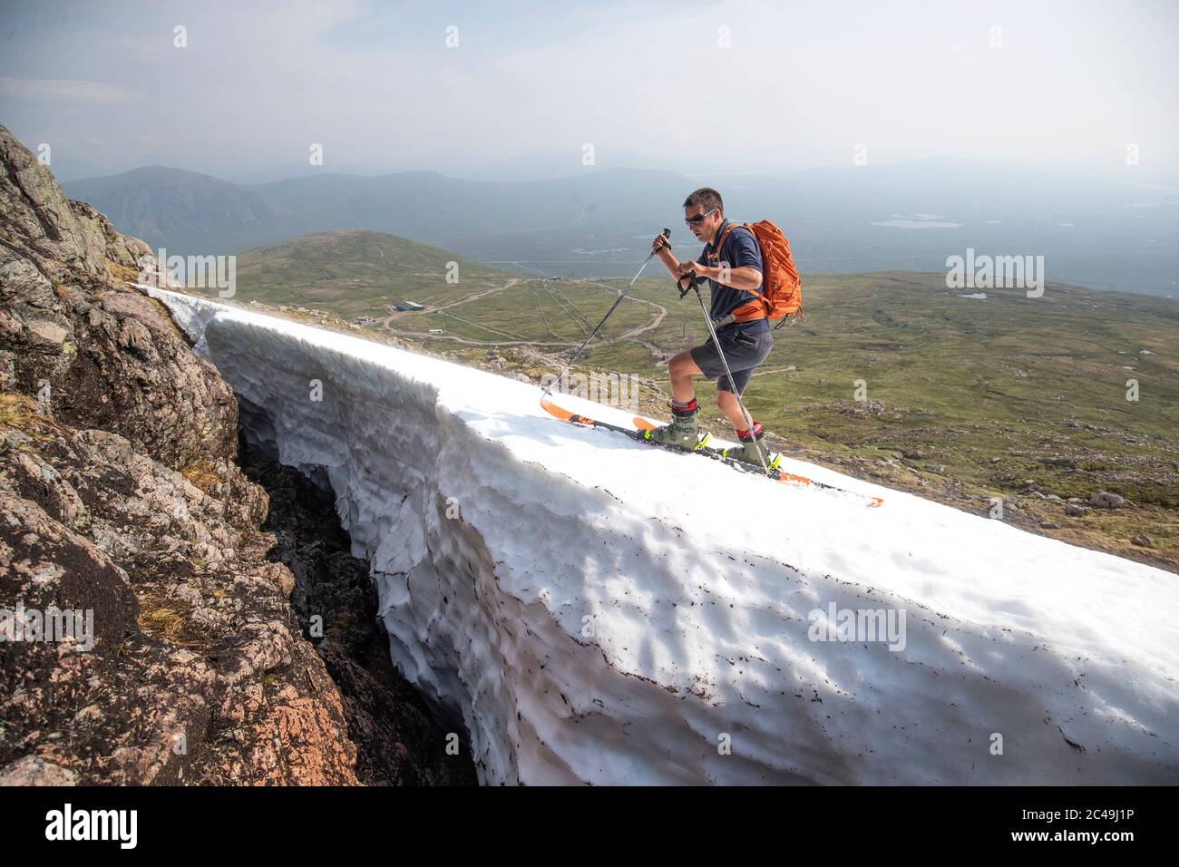 Andy Meldrum, Besitzer des Glencoe Mountain Resort, fährt Ski auf einigen der verbleibenden Schneepatches auf den Pisten von Meall A'Bhuiridh in Glencoe, da der Donnerstag der heißeste Tag des Jahres in Großbritannien sein könnte, mit sengenden Temperaturen, die noch weiter steigen werden. Stockfoto