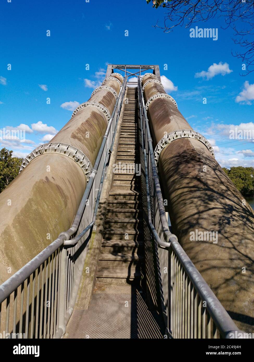 Hohe Fußgängerbrücke und Wasserleitungsbrücke über den Parramatta River, Rydalmere, New South Wales, Australien Stockfoto