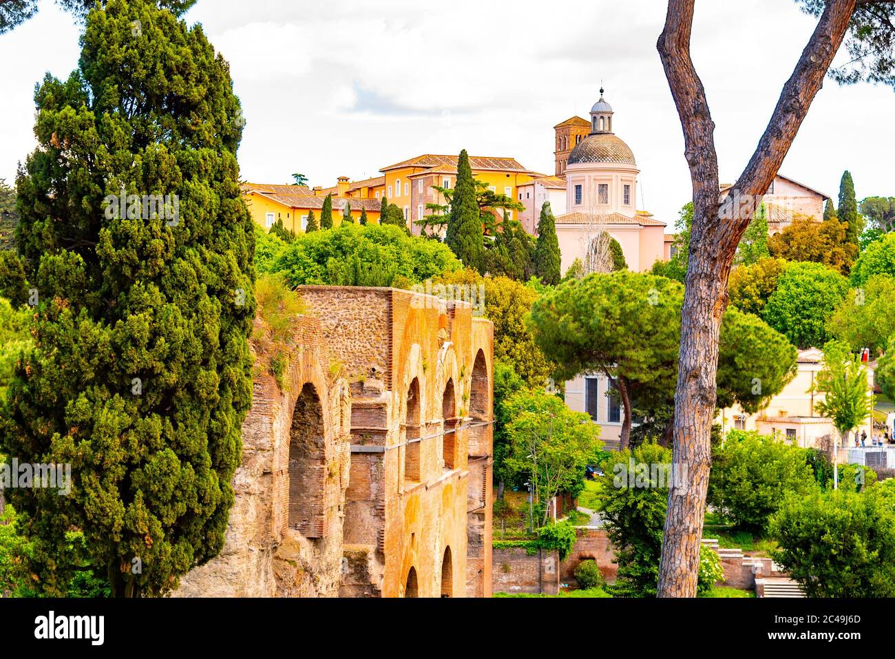 Ruinen des antiken Aquädukts Aqua Claudia auf dem Palatin, Rom, Italien. Stockfoto