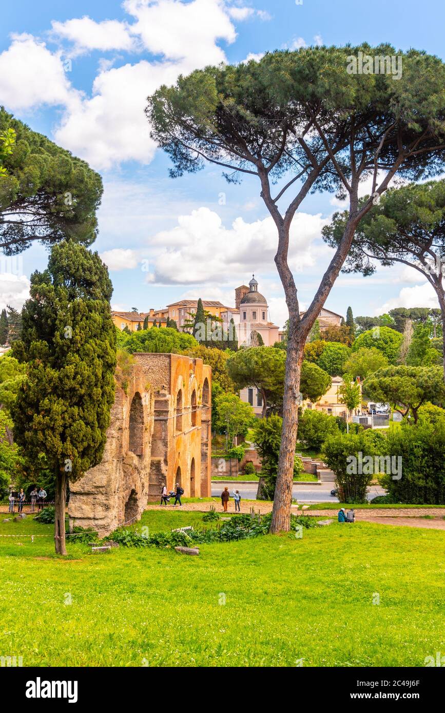 Ruinen des antiken Aquädukts Aqua Claudia auf dem Palatin, Rom, Italien. Stockfoto