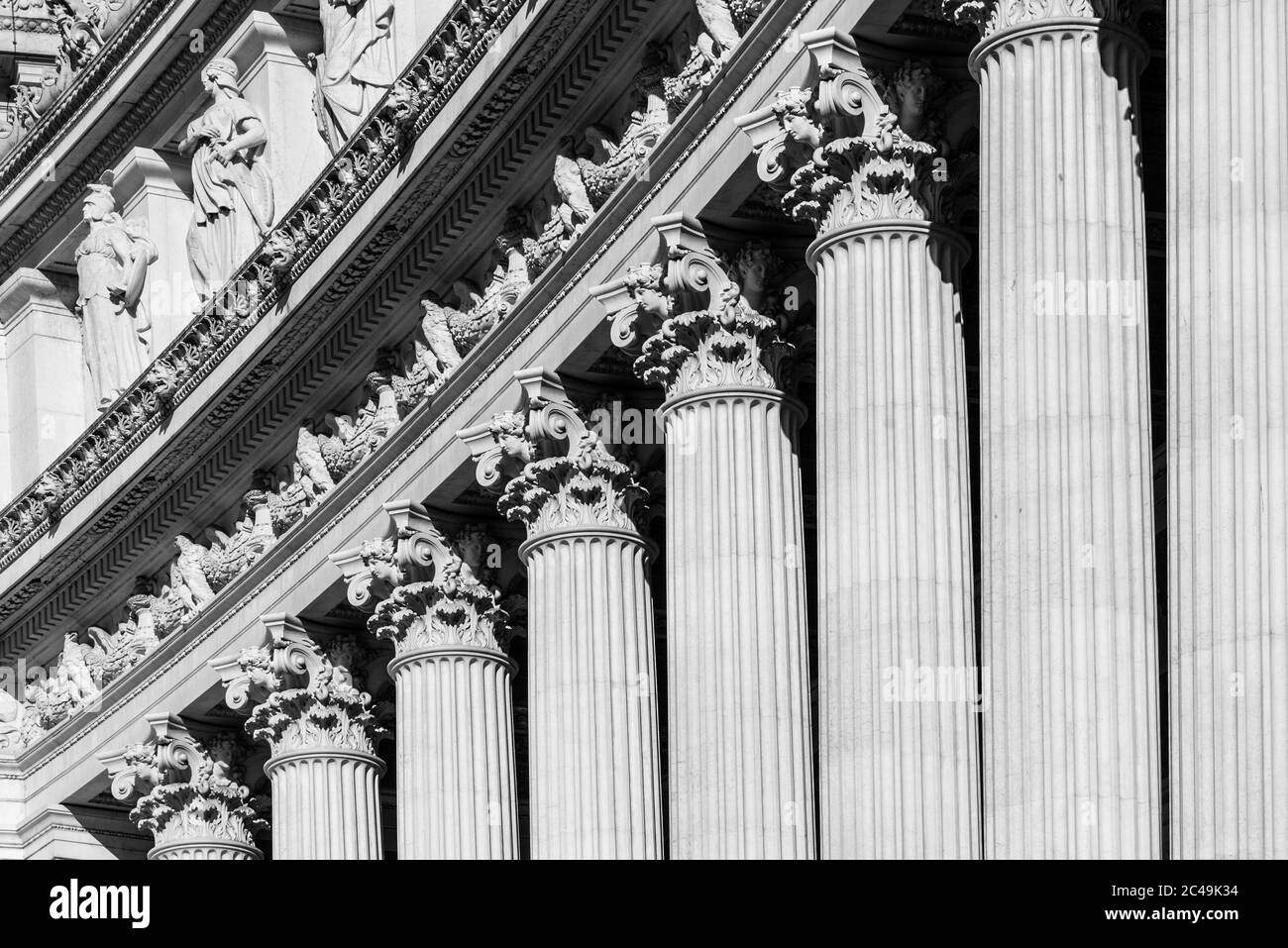 Architektonische Details der Säulen des Vittorio Emanuele II Denkmal, aka Vittoriano oder Altare della Patria. Rom, Italien. Schwarzweiß-Bild. Stockfoto