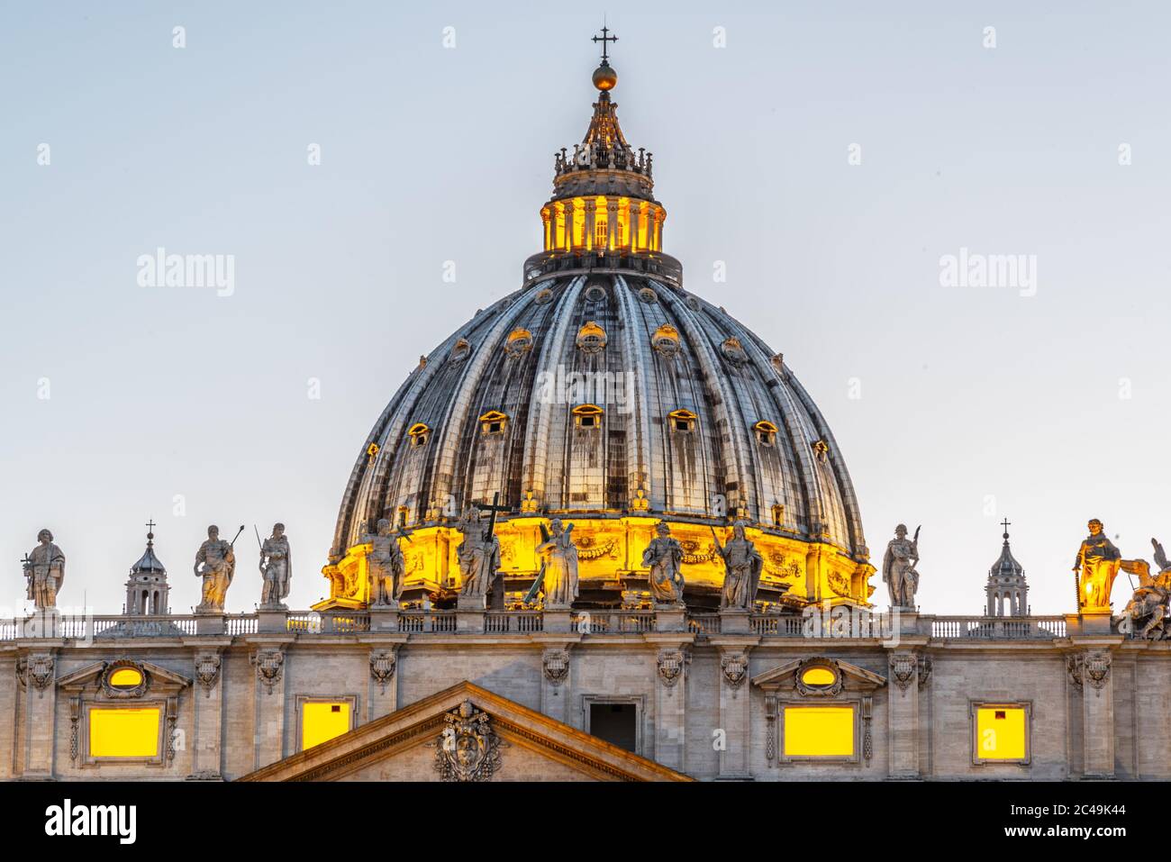 Kuppel der Petersbasilika in Vatikanstadt, Rom, Italien. Nachts beleuchtet. Stockfoto