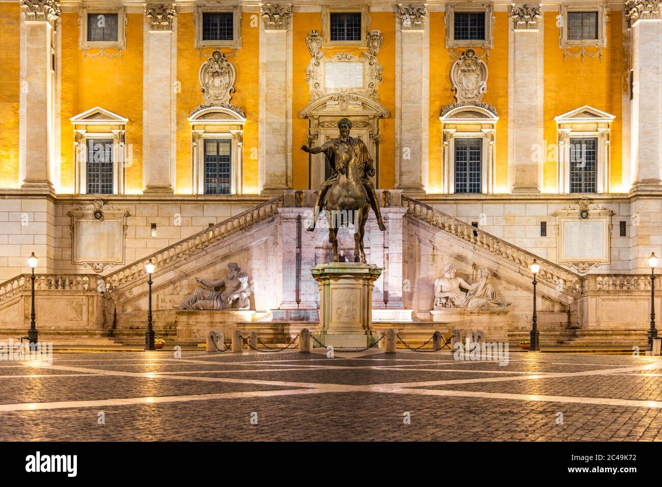 Piazza del Campidoglio auf dem Kapitol bei Nacht mit Reiterstatue von Marcus Aurelius. Rom, Italien- Stockfoto