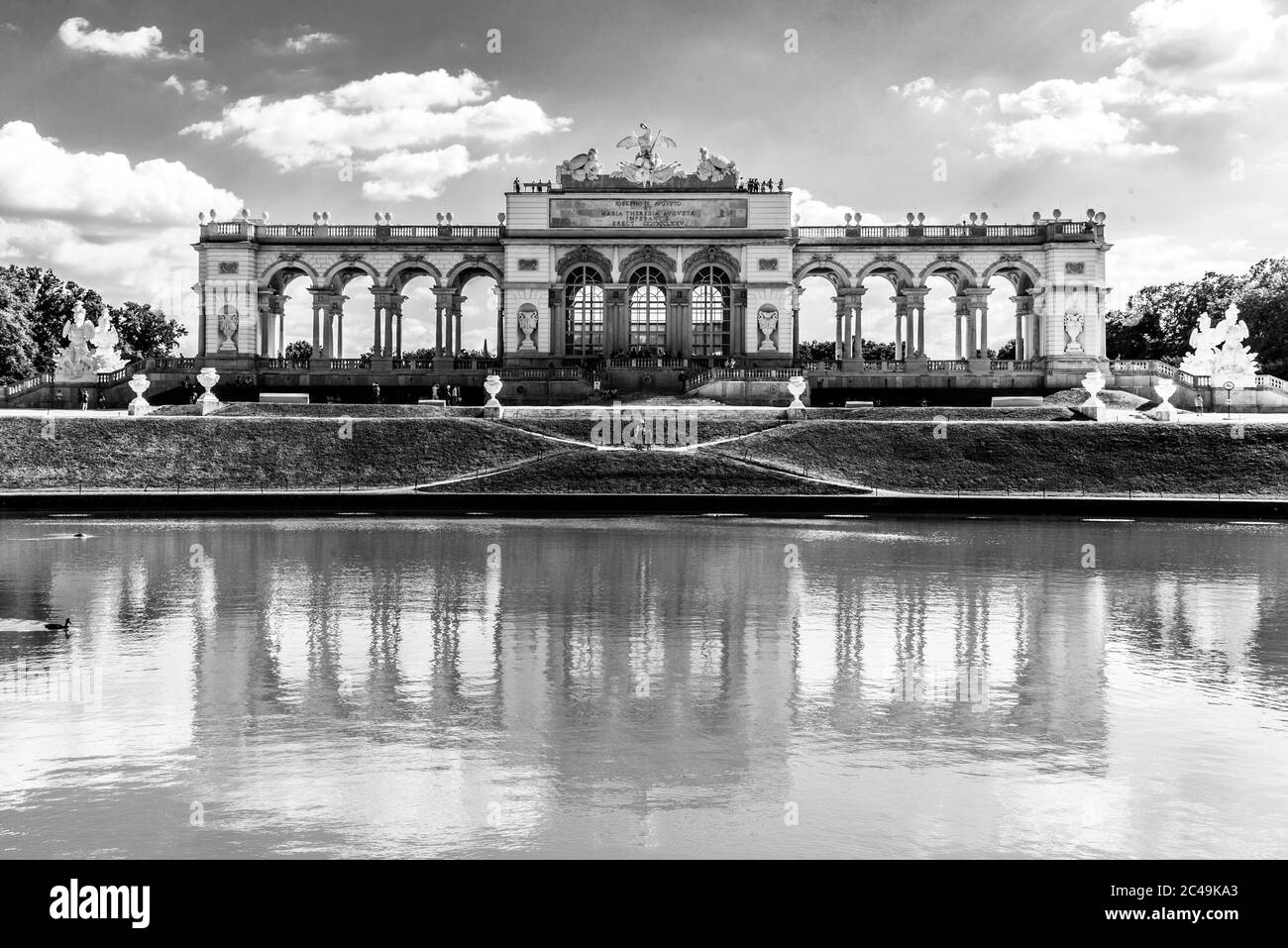 WIEN, ÖSTERREICH - 23. JULI 2019: Die Gloriette im Schlosspark Schönbrunn, Wien, Österreich. Vorderansicht und Wasserspiegelung. Schwarzweiß-Bild. Stockfoto