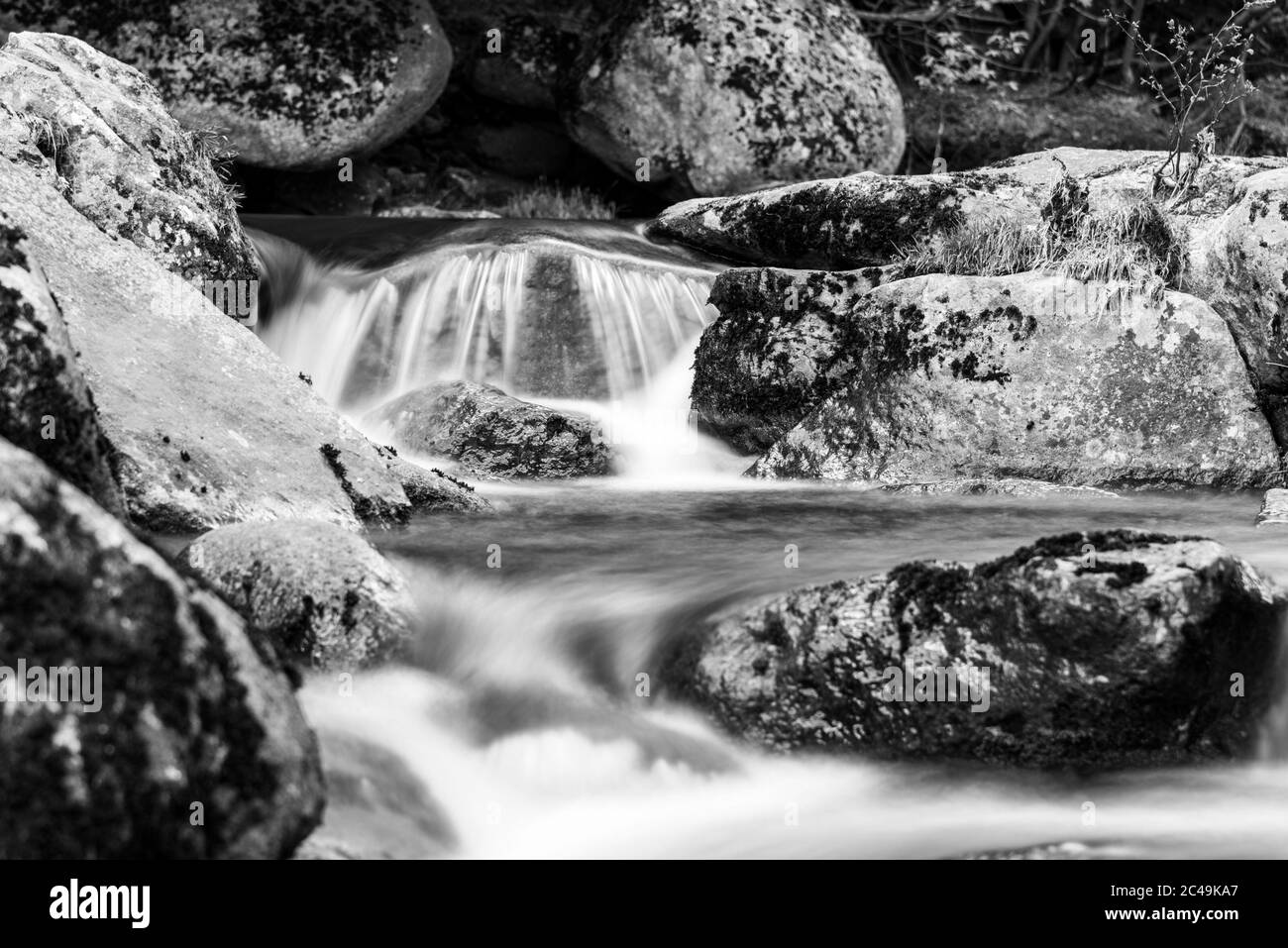 Berg felsigen Fluss fließen. Aufnahme mit langer Belichtung. Schwarzweiß-Bild. Stockfoto